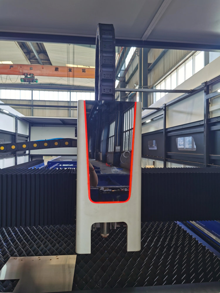 Fully Enclosed CNC Fiber Laser - огляд і ціна Industrial Fiber Laser Cutting Machine